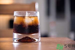 可樂第二天還可以喝嗎？隔夜的碳酸飲料可以喝嗎？