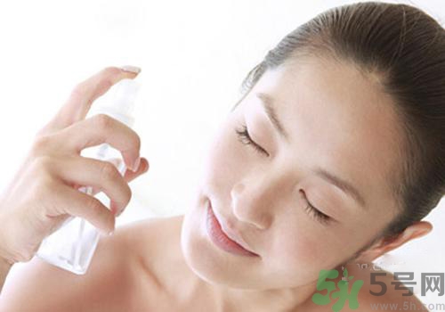 保濕噴霧可以當(dāng)爽膚水嗎？保濕噴霧和爽膚水有什么區(qū)別？