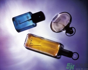 香水是噴在衣服上還是身體上？噴香水的正確位置