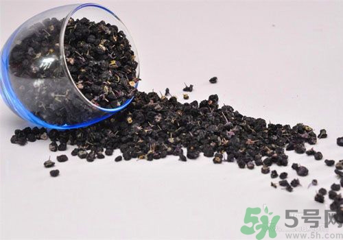 黑枸杞泡水是什么顏色？黑枸杞泡水是紫色的嗎？