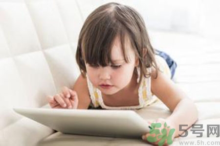 5歲男孩突然大叫頭疼 小孩玩平板電腦的危害有哪些？