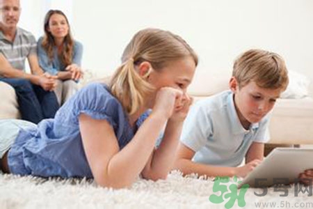 5歲男孩突然大叫頭疼 小孩玩平板電腦的危害有哪些？