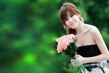 女人為什么一個胸大一個胸?。颗说膬蓚€胸為什么不一般大？