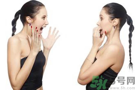 女人為什么一個胸大一個胸??？女人的兩個胸為什么不一般大？