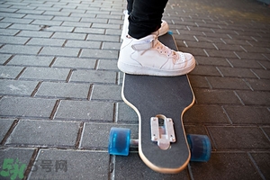 運動鞋真假鑒定方法 怎么鑒定運動鞋真假 運動鞋真假鑒定方法 怎么鑒定運動鞋真假