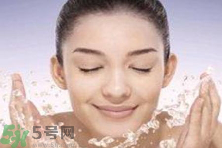 夏季臉上出油怎么回事？夏季臉上出油怎么辦？