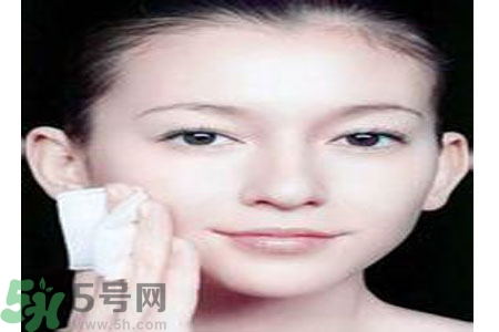 夏季臉上出油怎么回事？夏季臉上出油怎么辦？