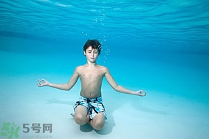 吃完晚飯可以立即游泳嗎？吃完飯游泳對身體好嗎？