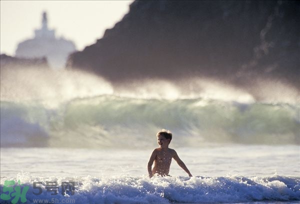 游泳不帶泳鏡可以嗎？在水下可以睜開眼睛嗎？