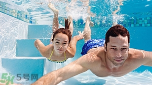 游泳不帶泳鏡可以嗎？在水下可以睜開眼睛嗎？