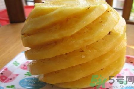 菠蘿為什么要用鹽水泡？吃菠蘿用不用泡鹽水？