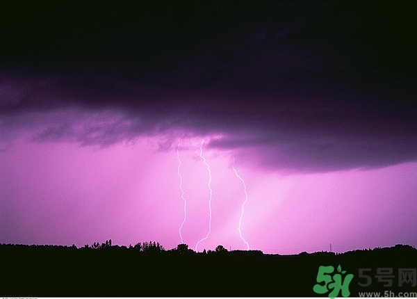 打雷可以撐傘嗎？打雷可以玩筆記本電腦嗎？