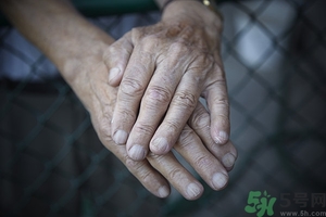 手上長(zhǎng)小疙瘩怎么辦？手上長(zhǎng)小疙瘩很癢是怎么回事？