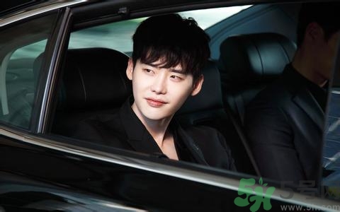 李鐘碩開的什么車？姜哲開的什么車？