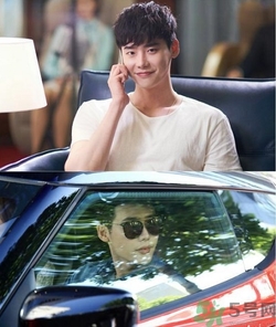 李鐘碩開的什么車？姜哲開的什么車？
