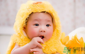 寶寶特別喜歡含著手指睡覺怎么辦？怎樣糾正寶寶含著手指睡覺的習慣？