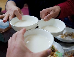 喝糯米酒能豐胸嗎？喝米酒能護(hù)膚嗎？