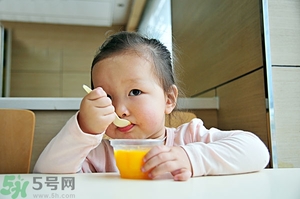 寶寶咳嗽能吃果凍嗎？寶寶多大可以吃果凍？