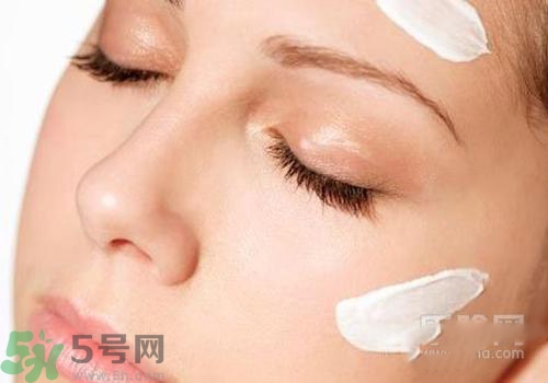 cc霜和粉底液的區(qū)別 cc霜和粉底液哪個(gè)先用？