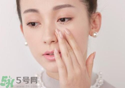 cc霜和粉底液的區(qū)別 cc霜和粉底液哪個(gè)先用？