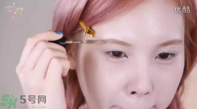 戴眼鏡怎么化妝？眼鏡妝怎么畫(huà)