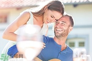 女生喜歡成熟的男生嗎？女生喜歡成熟穩(wěn)重的類型嗎？