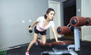 女生跑步機(jī)減肥速度多少合適？女生去健身房減肥做哪些器械？