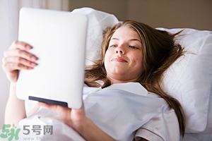 女生趴著睡對(duì)乳房好嗎？女生趴著睡對(duì)胸部有什么壞處？