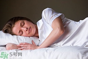 女生趴著睡對(duì)乳房好嗎？女生趴著睡對(duì)胸部有什么壞處？