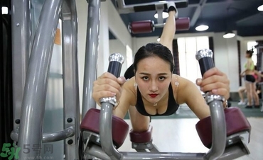 女生跑步機(jī)減肥速度多少合適？女生去健身房減肥做哪些器械？