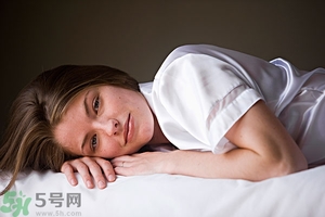 女生趴著睡對(duì)乳房好嗎？女生趴著睡對(duì)胸部有什么壞處？