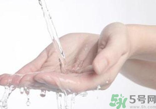 高錳酸鉀染手上了怎么辦？高錳酸鉀染手上了怎么洗掉？