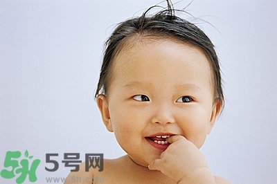 寶寶為什么喜歡咬指甲？寶寶咬指甲是怎么回事？