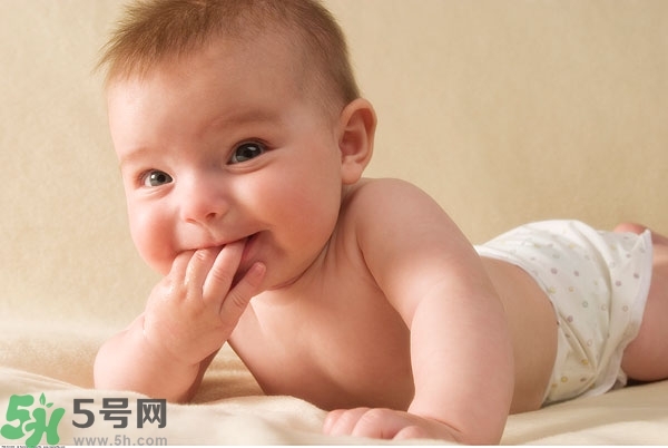 寶寶為什么喜歡咬指甲？寶寶咬指甲是怎么回事？