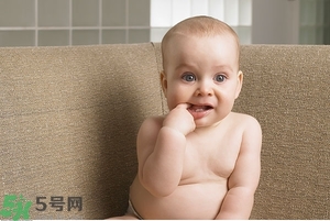 寶寶為什么喜歡咬指甲？寶寶咬指甲是怎么回事？