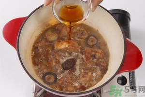 板栗燉鴨好還是燉雞好？栗子燒雞的家常做法