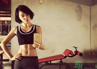 女生健身喝什么牛奶好？女生健身吃什么好？