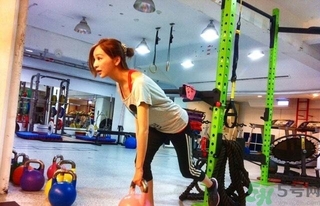 女生健身喝什么牛奶好？女生健身吃什么好？