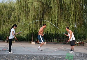 跳繩減肥快還是跑步減肥快？跳繩減肥最佳時間是什么時候？