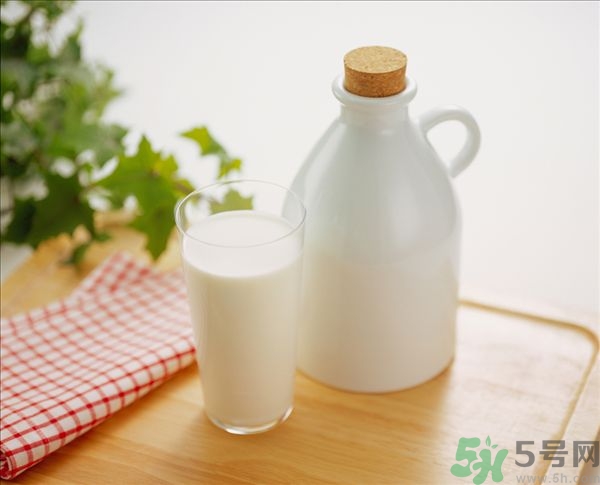 健身喝什么牛奶？健身喝全脂牛奶還是脫脂牛奶？