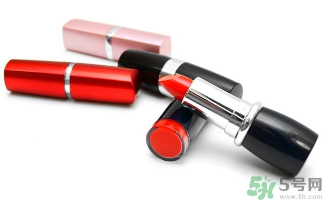 皮膚黑涂什么顏色口紅好看？皮膚白涂什么顏色的口紅？