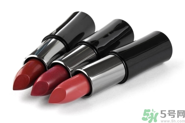 皮膚黑涂什么顏色口紅好看？皮膚白涂什么顏色的口紅？