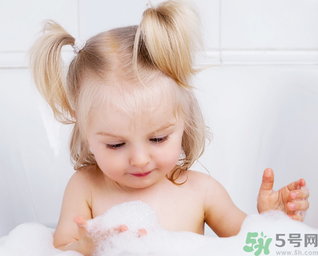 秋季嬰兒要每天洗澡嗎？秋季給嬰兒洗澡的正確步驟