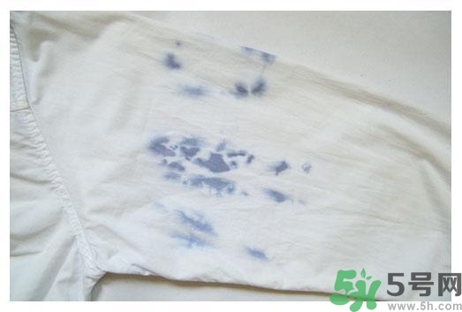 衣服長黑點怎么洗掉？衣服上長霉點怎么去除？