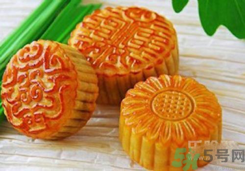 月餅裂開(kāi)了是怎么回事？月餅開(kāi)裂了可以吃嗎？
