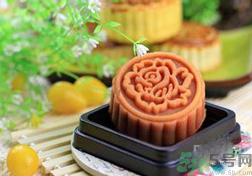 月餅裂開(kāi)了是怎么回事？月餅開(kāi)裂了可以吃嗎？