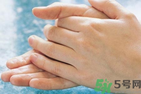 手指關(guān)節(jié)疼痛的原因是什么？手指關(guān)節(jié)痛如何治療？