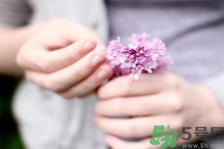 ?手指關(guān)節(jié)疼痛的危害？如何緩解手指關(guān)節(jié)疼痛？