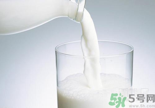 純牛奶為什么會結塊？結塊的純牛奶可以喝嗎？