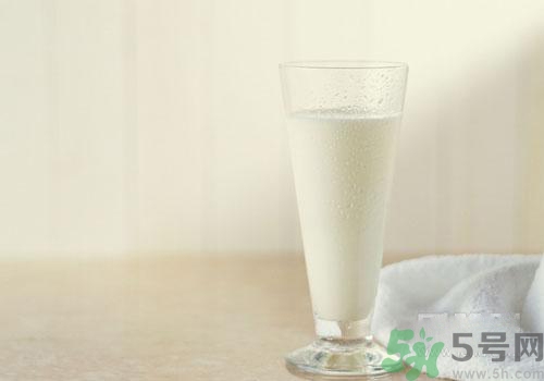 晚上喝純牛奶會長胖嗎？純牛奶什么喝比較好？